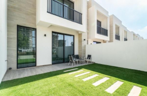 Nasma Luxury Stays - Luxurious Beachside Villa with Private Patio
